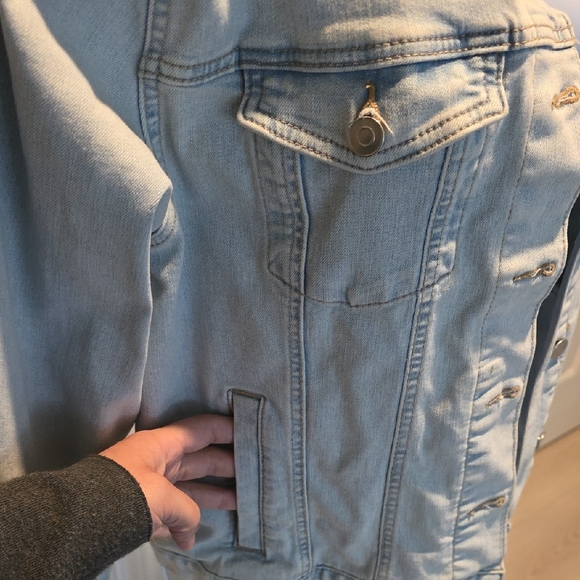 Time and Tru Light Wash Denim Jacket - Picture 2 of 5